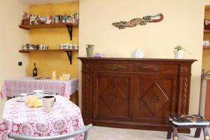 Habitación con mesa y tocador de madera. en L'incanto del mare, en Acciaroli 16 fotos más