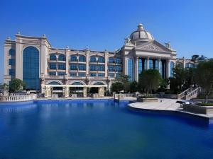 um grande edifício com uma piscina na frente em Hengda Hotel Jinshazhou em Shijing