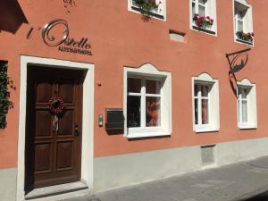 Fasaden eller entrén till L'Ostello Altstadthotel