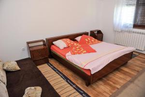 um quarto com uma cama com almofadas em Apartman Selena em Trebinje