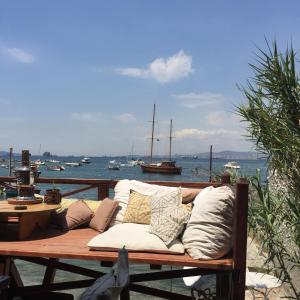 un sofá sentado en una mesa cerca del agua en Tuzla Yacht Club, en Tuzla