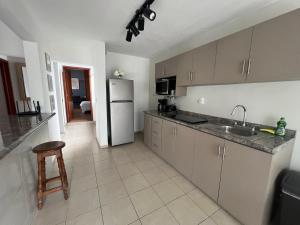 a kitchen with a sink and a refrigerator at Departamento Nubes in Tuxtla Gutiérrez