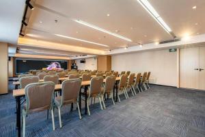 a conference room with a long table and chairs at Shanshui Trends Hotel-Bantian Dong Branch in Shenzhen