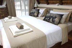 Ένα ή περισσότερα κρεβάτια σε δωμάτιο στο Selukwe Safari Lodge +4 φωτογραφίες