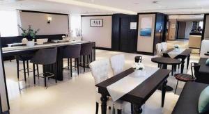 um restaurante com mesas e cadeiras em uma sala em Xana Hotelle Jinan Daminghu North Gate em Jinan