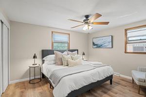 Ένα ή περισσότερα κρεβάτια σε δωμάτιο στο Fire Pit, Fully Stocked, Family-Friendly Oasis