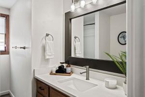 Ένα μπάνιο στο Fire Pit, Fully Stocked, Family-Friendly Oasis +44 φωτογραφίες