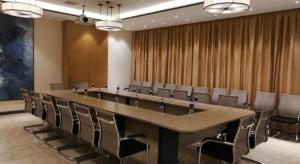 长沙Echarm Hotel Changsha High-speed Railway Station的一间配有大桌子和椅子的大会议室