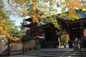 弘前市金剛山最勝院 寺泊的前方设有楼梯的大楼入口 更多8张照片