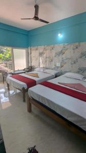 Postel nebo postele na pokoji v ubytování Nandish Guest House