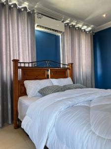 Una cama o camas en una habitación de Waves & Relaxation Elegant 2BR at OceanGreen 24 fotos más