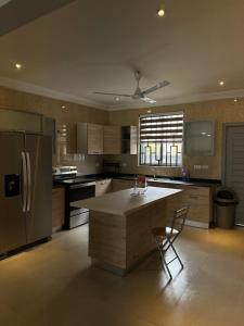 Fotografie z fotogalerie ubytování Waves & Relaxation Elegant 2BR at OceanGreen v destinaci Prampram