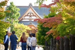 弘前市金剛山最勝院 寺泊的一群人在建筑物前行走
