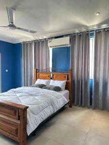 Fotografie z fotogalerie ubytování Waves & Relaxation Elegant 2BR at OceanGreen v destinaci Prampram