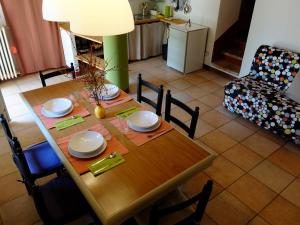 mesa de comedor y sillas con mesa y sofá en Riparbella, en Riparbella