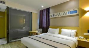 Ένα ή περισσότερα κρεβάτια σε δωμάτιο στο City Comfort Inn Jingzhou Jianli Jiangcheng Road +180 φωτογραφίες