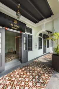 Gua SaiLoke Thye Kee Heritage Suite Hotel's的进入带瓷砖地板的建筑的入口
