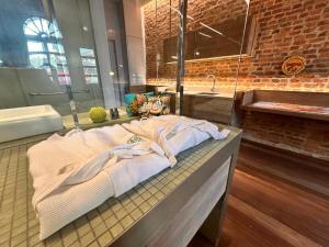 Gua SaiLoke Thye Kee Heritage Suite Hotel's的浴室设有毛巾和水槽