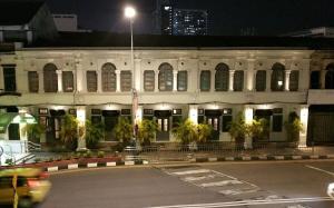 Gua SaiLoke Thye Kee Heritage Suite Hotel's的一座建筑,在晚上前有停车位