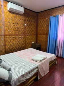 una camera da letto con un letto e una parete di Oceana a Padre Burgos