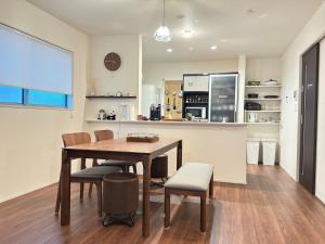 我孫子市にあるTrain Station 6 min walk The YAMURA矢村のテーブルと椅子のあるキッチンとダイニングルーム