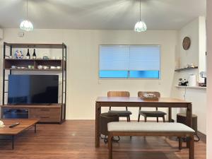 我孫子市にあるTrain Station 6 min walk The YAMURA矢村のリビングルーム(ダイニングテーブル、テレビ付)