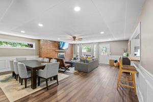 Χώρος καθιστικού στο Endless Family Entertainment, Fire Pit, 2 Kings!