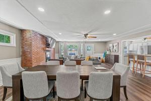 Χώρος καθιστικού στο Endless Family Entertainment, Fire Pit, 2 Kings!