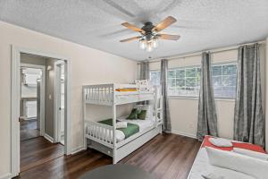 Ένα ή περισσότερα κρεβάτια σε δωμάτιο στο Endless Family Entertainment, Fire Pit, 2 Kings! +66 φωτογραφίες