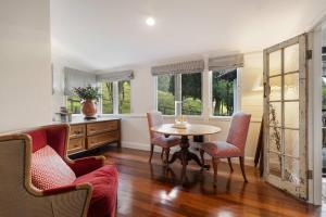 Un lugar para sentarse en Walli Creek Cottage And Guest House