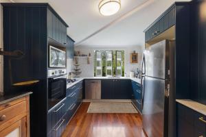 Una cocina o cocineta en Walli Creek Cottage And Guest House