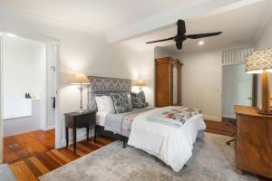 Una cama o camas en una habitación de Walli Creek Cottage And Guest House 18 fotos más