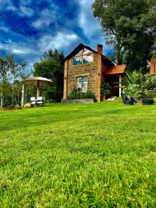 a brick house with an umbrella in a yard at Cabañas villa de San Miguel in Huasca de Ocampo +24 photos