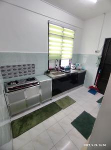 Køkken eller tekøkken på 28 Pauh Indah Homestay + 4 billeder
