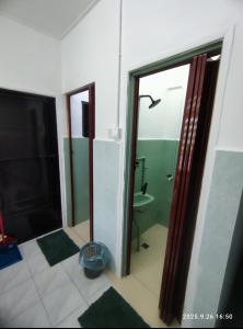 Et badeværelse på 28 Pauh Indah Homestay