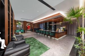 um restaurante com cadeiras de couro e um bar em Floral Hotel em Datong