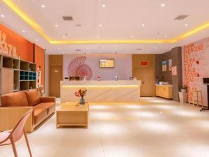 a lobby of a hospital with a couch and a counter at Shell Hotel Wuxi Gonghu Avenue Vientiane City in Zhongqiao