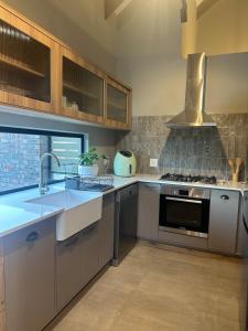 Kuchyň nebo kuchyňský kout v ubytování Fallen Oak Villa 2