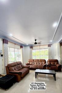 Place to stay kuching的客厅配有棕色皮沙发和桌子