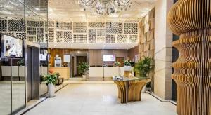 eine Lobby mit einem Schreibtisch in der Mitte eines Gebäudes in der Unterkunft GreenTree Alliance Hotel Chengdu Wenjiang University Town in Chengdu