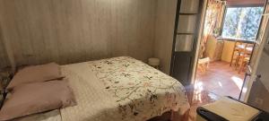 锡富尔勒普拉日Le petit toit的一间卧室配有一张带鲜花毯子的床