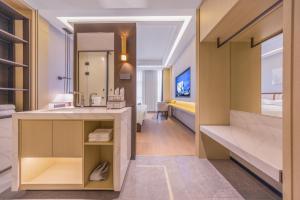 TV a/nebo společenská místnost v ubytování 云颐自在酒店鄂尔多斯东胜区全民健身中心店