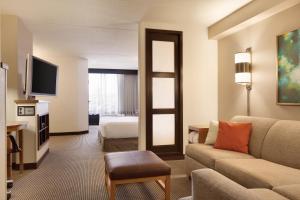 ein Hotelzimmer mit einer Couch und einem Bett in der Unterkunft Hyatt Place Gurgaon Udyog Vihar in Gurgaon