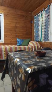 Arroyo de Los PatosCabañita hacia las cumbres的带床和木墙的卧室