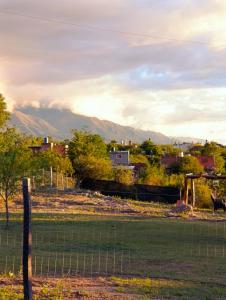 Arroyo de Los PatosCabañita hacia las cumbres的山地的围栏
