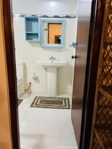 un baño con lavabo y espejo en Hikkaduwa magnoon villa, en Hikkaduwa