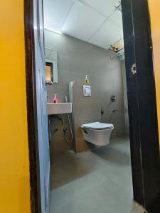 Un baño de Turquoise Kharadi A Business Hotel
