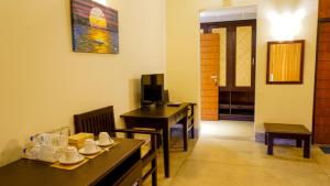 TikaliCINEC Eco Resort的用餐室配有桌子和桌椅