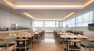 a large dining room with tables and chairs at Vienna Hotel Hubei Dangyang Bus Passenger Station in Dangyang