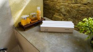 TikaliCINEC Eco Resort的柜台上放着一个盒子，里面装着一个瓶子。